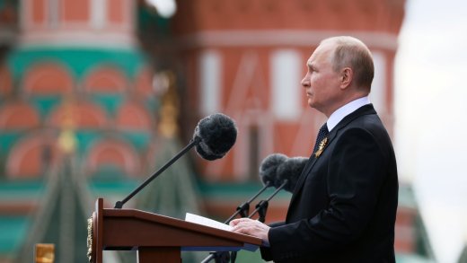 An der Militärparade in Moskau. Präsident Putin. Bild: Keystone