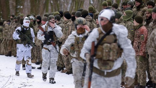 An der östlichen Grenze der Ukraine haben sich rund 120 000 russische Soldaten versammelt. Wozu? Weil die Nato es bedrohe, sagt Russland..