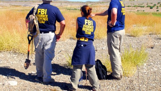 Das FBI durchkämmt vergeblich ein Gebiet, in dem Opfer von David Parker Ray vermutet wurden. (Bild: Keystone/AP, Robin Zielinksi)