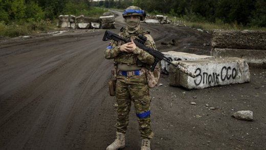 «Eine friedliche Lösung wird es nicht geben»: Ein ukrainischer Soldat bewacht einen Check-Point. Bild: Keystone-SDA