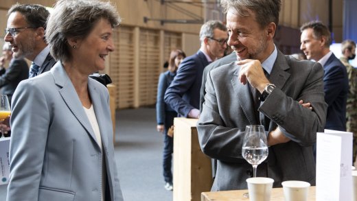 SRG-Generaldirektor Gilles Marchand (rechts) mit Bundesrätin Simonetta Sommaruga. (Bild: Keystone / Peter Schneider)