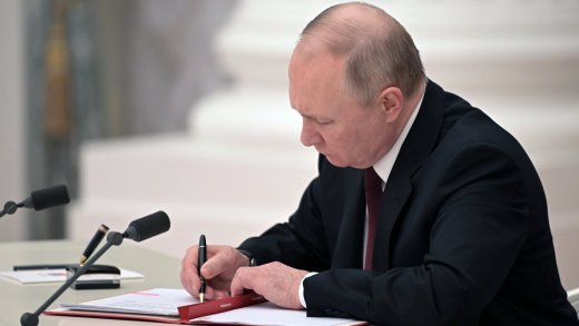 Malt sich die Welt: Präsident Wladimir Putin unterzeichnet ein Dokument, das die Unabhängigkeit zweier ostukrainischen Separatistenregionen offizialisieren soll. Bild: Keystone-SDA
