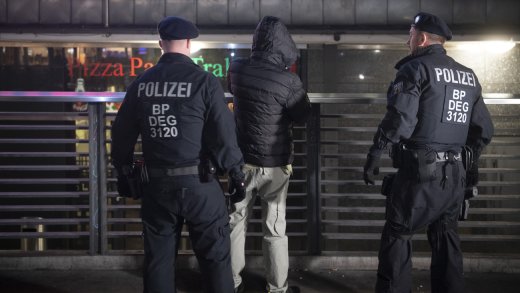 In Deutschland soll die Polizei künftig Quittungen ausstellen müssen, wenn sie Personen kontrolliert. In Zürich ist ein ähnliches Gesetz in der Pipeline. (Bild: Keystone)