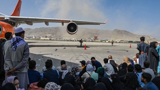 Flüchtlinge am Flughafen in Kabul hoffen auf eine Möglichkeit zur Ausreise.