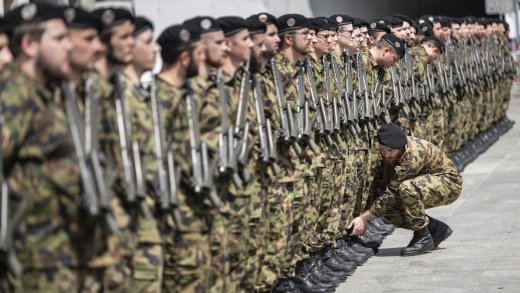 Die Ehrengarde der Schweizer Armee steht stramm für Zuzana Caputova, Präsidentin der Slowakei (Mai 2022): Bild: Keystone