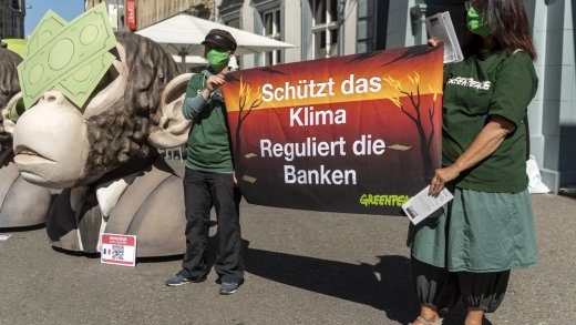 Politische Kampagnen sind eigentlich nicht gemeinnützig. Bei Greenpeace schauen die Steuerbehörden weg. (Bild: Keystone)