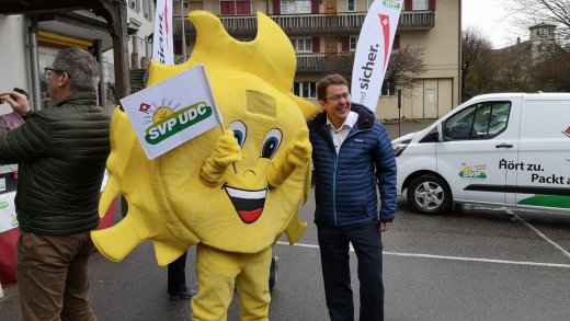 Zuwachs durch Corona-Opposition? Nationalrat Albert Rösti mit dem SVP-Maskottchen an einer Wahlveranstaltung. Bild: SVP Schweiz