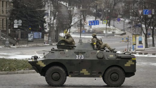 Ukrainische Soldaten auf einem Panzerfahrzeug in der ukrainischen Hauptstadt Kyiv (Bild: Keystone).