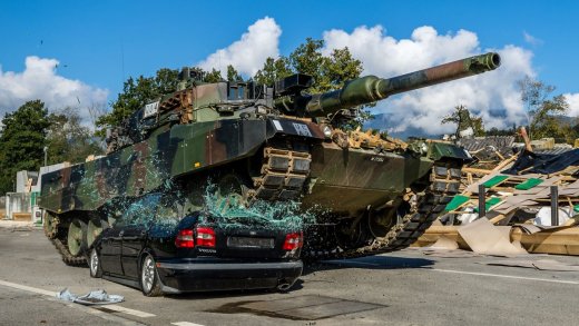 Ein Schweizer Kampfpanzer zerstört bei einer Übung ein Fahrzeug. Bild: VBS