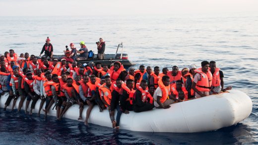 Sie wollen nicht nach Estland oder Bulgarien: Bootsmigranten auf dem Mittelmeer in Richtung Europa. Bild: Keystone