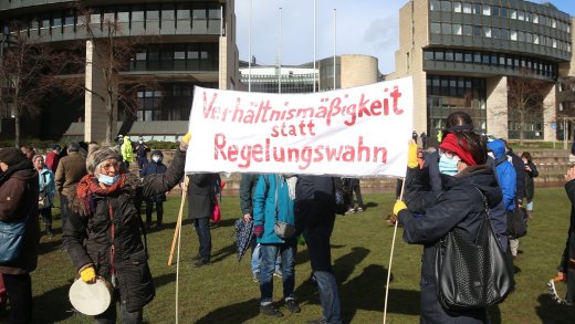Nicht nur für die Schweiz ein Thema: Auch in Deutschland fordern Demonstranten, dass die Behörden das Verhältnismässigkeitsprinzip einhalten. 
Bild: Keystone SDA