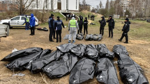 Tote werden aus Massengräbern in Butscha exhumiert und von Behörden untersucht. (Bild: Keystone)
