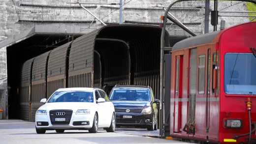 Könnte der Autoverlad – wie hier bei der Rhätischen Bahn am Vereina – auch eine Option für die Verkehrsentlastung am Gotthard sein? (Bild: Rhätische Bahn)