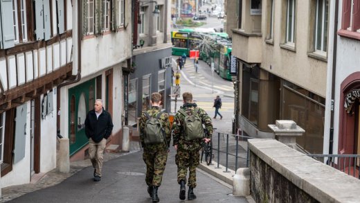 Ein Bürgerdienst für Alle: Soldaten im November 2020 auf dem Weg zu ihrem Einsatzort im Universitätsspital Basel. Bild: VBS/DDPS