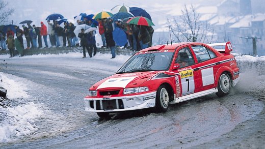 Ein EVO im sauberen Drift an der Rallye Monte Carlo 2001.