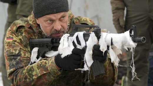 Ab in den Krieg: Ein Anwärter der Georgischen Legion, hier in einer Tarnjacke der Deutschen Bundeswehr, wird für den Einsatz gegen die Russen ausgebildet. Bild: Keystone-SDA