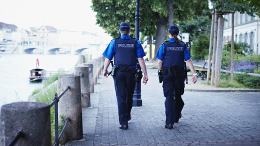 Auf Patrouille: Polizisten am Rheinufer. Bild: Kanton BS.
