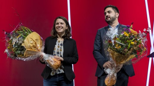 Blumen für die Generation Juso. Mattea Meyer und Cédric Wermuth bei ihrer Wahl ins SP-Parteipräsidium im Oktober 2020. Bild: Keystone