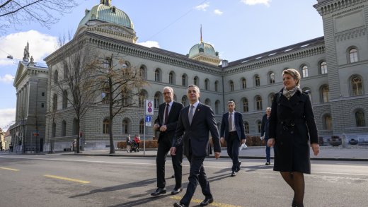 Die Bundesräte Parmelin, Cassis und Keller-Sutter auf dem Weg zur Pressekonferenz über die EU-Politik der Schweiz (Bild: Keystone)