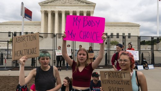 Demonstrantinnen vor dem Supreme Court der USA in Washington nach Bekanntwerden eines Entwurfes für ein Urteil in der Abtreibungsfrage. (Bild: Keystone)