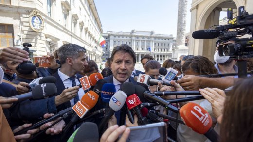 Guiseppe Conte, Chef der 5-Sterne-bewegung spricht zu Medien nach ienem Treffen mit dem italiensichen Premier Mario Draghi. (Bild: keystone)