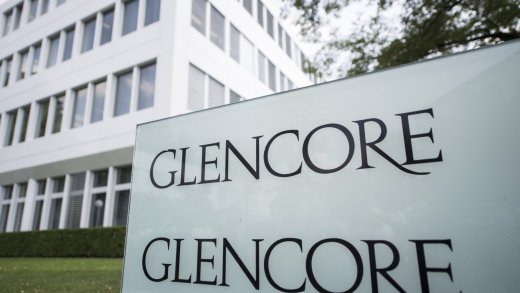 Rohstoffhändler wie Glencore sollen Gewinne aus dem Handel mit knappen Gütern abliefern. (Bild: Keystone)