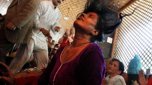 Anderer Bewusstseinszustand? Menschen in Trance an einem Hindu-Festival in Indien. Bild: Keystone