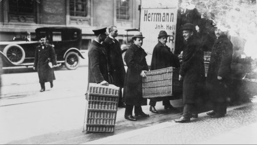 Deutsche Inflation 1923: Geld wird in Wäschekörben transportiert.