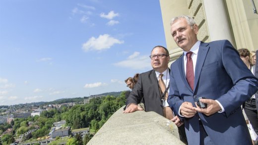 Fordert Geld für Dienstleistungen: Der rumänische Botschafter in der Schweiz Vlad Vasiliu (Mitte) zu Besuch im Bundeshaus. Bild: parl.ch