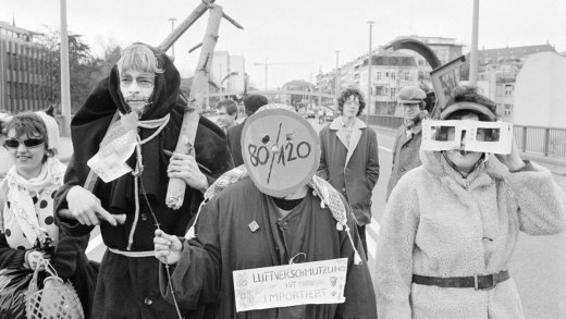 Demonstration gegen das Waldsterben in Basel, 1985. Bild: Keystone