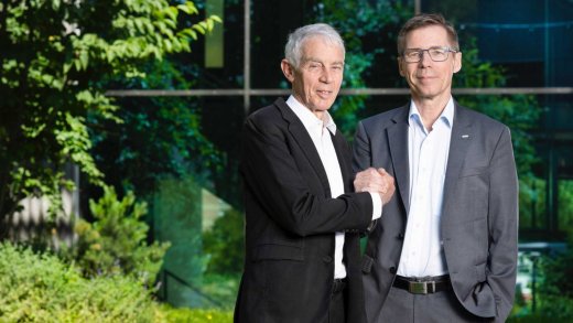 Unmittelbar vor der Abstimmung: ETH-​Präsident Joël Mesot (r.) und EPFL-​Präsident Martin Vetterli (l.) lancieren eine grüne Energie-​Koalition. (Bild: Fred Merz, EPFL)