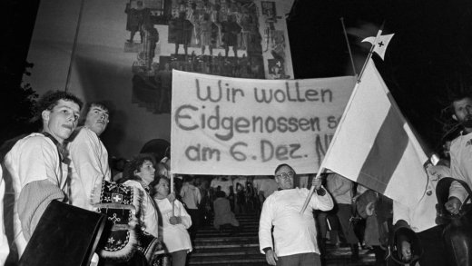 Kundgebung im Bundesbrief-Archiv in Schwyz gegen den EWR-Beitritt der Schweiz, 1992.