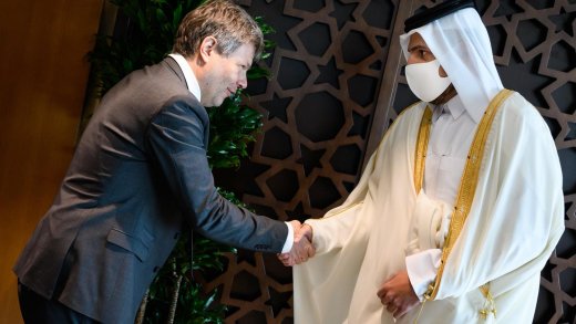Der deutsche Vizekanzler Robert Habeck zu Besuch beim katarischen Minister für Handel und Industrie, Scheich Mohammed bin Hamad bin Kasim al-Abdullah Al Thani.
