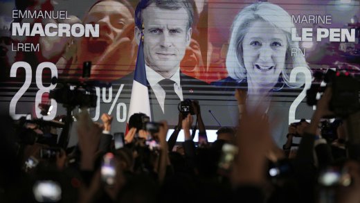 Sonntag, 10. April 2022: Ein Bildschirm zeigt die zwei Präsidentschaftskandidaten Emmanuel Macron und Marine Le Pen in Paris. (AP Photo/Francois Mori) KEYSTONE