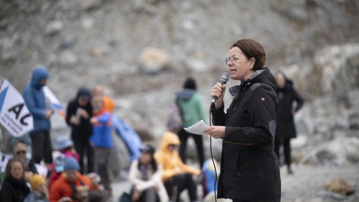 Erika Cahenzli-Philipp, Kirchenratspraesidentin der Evangelischen Kirche Graubuenden, spricht an der Gletscherzeremonie für das «Ja Komitee zum Klimaschutz-Gesetz» (Bild: Keystone)