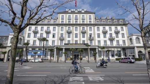 Muss Gäste aus Drittstaaten aus dem Restaurant weisen, obwohl sie geimpft sind: Hotel Schweizerhof in Luzern (Bild: Urs Flüeler/Keystone)