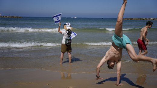 Volksfest am Strand von Tel Aviv am diesjährigen Unabhängigkeitstag, 75 Jahre nach der Staatsgründung. (Bild: Keystone)