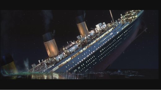 Titanic, kurz vor dem Untergang. (Schlussszene aus dem Film Titanic von James Cameron, 1997).