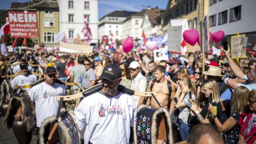 Trychler statt Vermummte als Blickfang - eine der vielen friedlichen Coronademonstrationen (hier in Winterthur).
Bild: Keystone