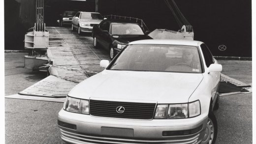 Der 1989 in den USA lancierte LS400 überflügelte die Konkurrenz auf Anhieb.