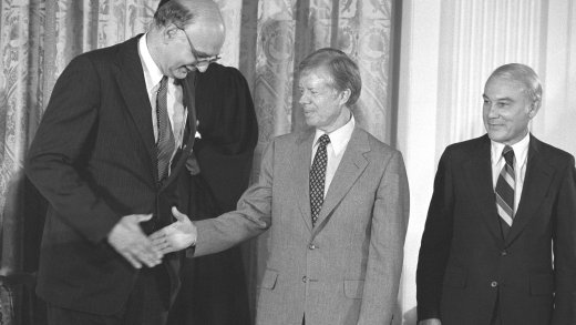 Eine eindrucksvolle Persönlichkeit: Paul Volcker (1927-2019) begrüsst im August 1979 anlässlich seiner Vereidigung zum Vorsitzenden der US-Notenbank den Präsidenten Jimmy Carter (Mitte). Bild: Keystone