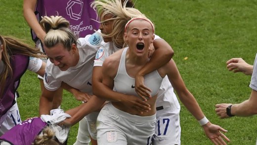 Englands Mittelfeldspielerin Chloe Kelly nach dem Sieg gegen die Deutschen am 31. Juli 2022. Bild: Keystone