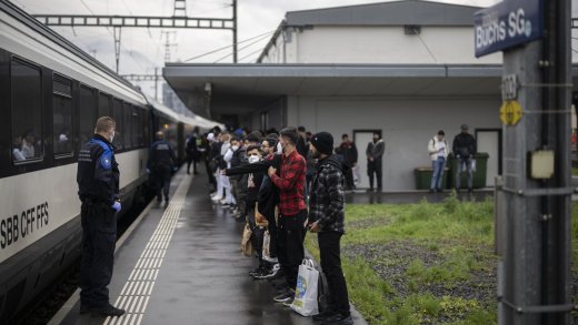Alltag in Buchs (SG): Flüchtlinge aus einem Zug aus Österreich werden von Grenzwächtern kontrolliert. (Bild: Keystone)