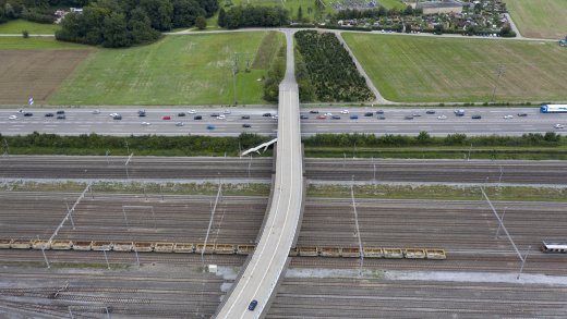 Auch wenn die Autobahn A1 durchgängig auf sechs Spuren ausgebaut wird, wie hier im Bild im Limmattal, hat die subventioniert Bahn nicht weniger Geld zur Verfügung für ihre Projekte. (Bild: Keystone)