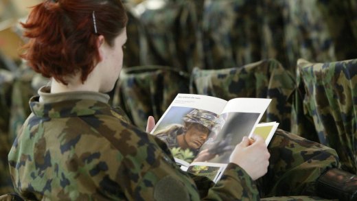 Die neue Fachstelle will unter anderem mehr Frauen in die Armee werben.