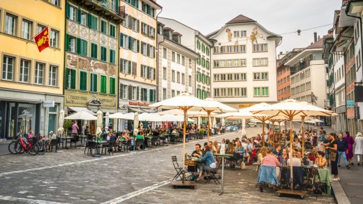 Ab Montag wieder möglich: In der Beiz essen, wenn auch nur draussen. Hier Impressionen aus Luzern vom Juni 2020. Foto: Shutterstock