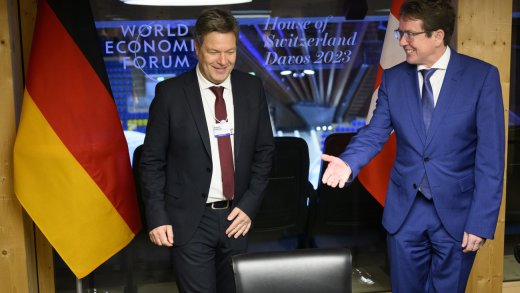 Selbstbewusstes Auftreten: Energieminister Alber Rösti (SVP, rechts) bei seinem Treffen mit dem deutschen Amtskollegen Robert Habeck (Grüne) am WEF 2022. Bild: Keystone