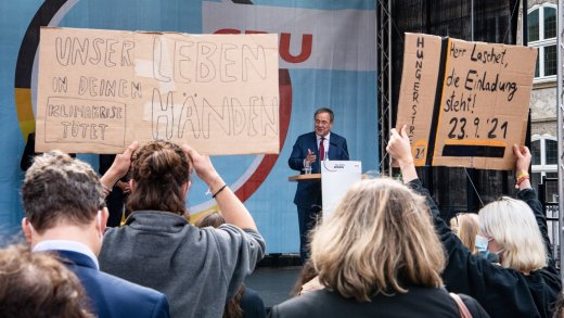 Globale «Klimakrise» statt nachhaltige Stärkung der Wirtschaftskraft Deutschlands – Demonstranten mit CDU/CSU-Kanzlerkandidat Armin Laschet an einer Wahlkampfveranstaltung in Bremen im September. Bild: Keystone