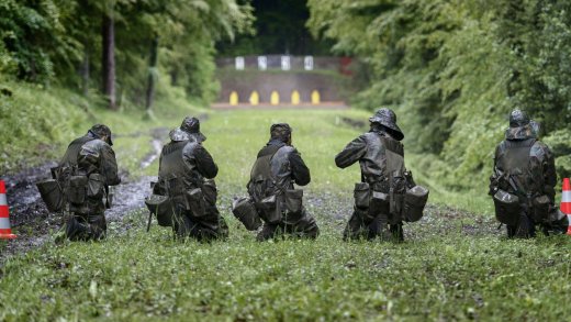 «Es braucht einen Plan für eine starke, professionelle Schweizer Armee»: Schweizer Infanteristen im scharfen Schuss. Bild: Keystone-SDA