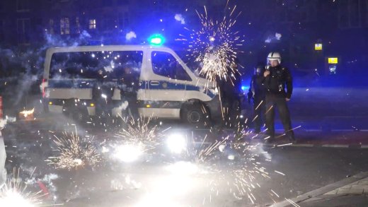 Die Angriffe auf Sicherheitspersonen mit Böllerschüssen forderten in Berlin Dutzende Verletzte. Bild: Keystone